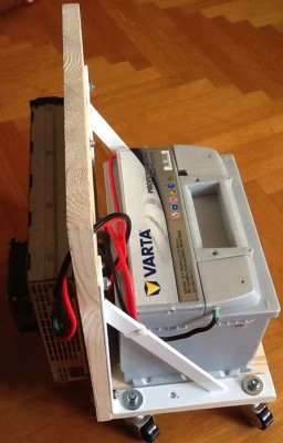 Gurulo &quot;szekeren&quot; levo akkumulator es a hatoldalt pedig a tapegyseg.