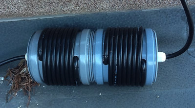 A koaxialis kabel egy RG-213 tipus, ami egy &quot;ugly balun&quot;-al folytatododik, hogy kiszurje a kopenyaramokat, ami a nemszimetrikus Windom antenna miatt kepzodik. Nincs megszakitas a kabelben az 1:4-es balun es a lakasban levo csatlakozo kozt. Szenyviz vezetek cso, ami kb 11cm atmerolyu, 16 menettel kb 6m koaxot igenyelt. A valasztas azert esett erre a megoldasra, mert nagyon alacsony a veszteseg, olcso, es elfer a teton ugy, hogy nem lathato lentrol egyaltalan.